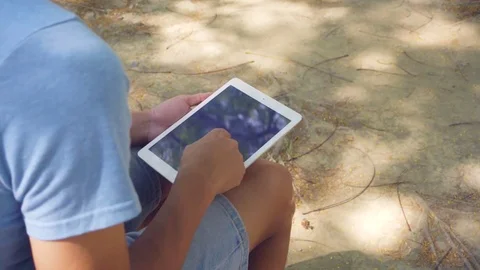 Man using digital tablet computer Vidéo 81900103