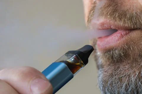 Man using electronic cigarette close up Foto stock