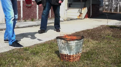Man using fire extinguisher Видео 62965007