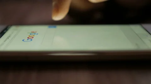 Man Using Google search engine to find informations on the Internet. Close-up 库存影片 122924803