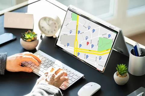 Man Using GPS Map With Navigation Pointers Foto stock