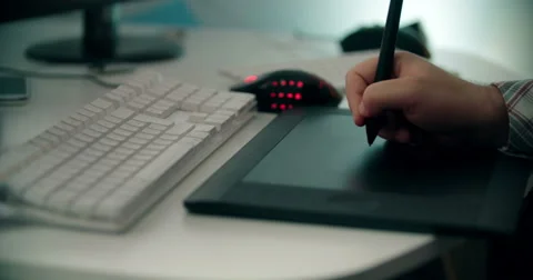 Man Using Graphic Tablet Vidéo 51333805