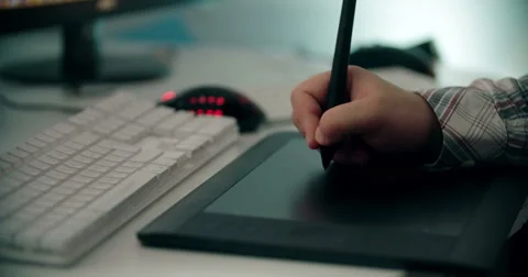 Man Using Graphic Tablet 動画素材 51337690