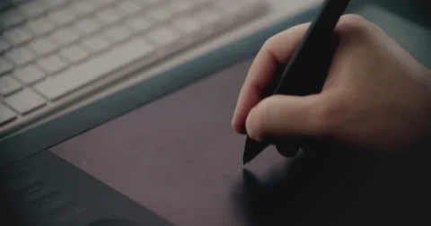 Man Using Graphic Tablet Stockbeeldmateriaal 51338656