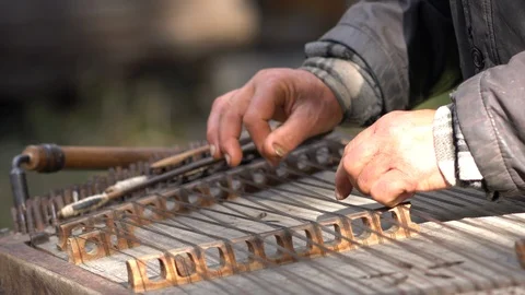 Man using hammered mallets to play a zither Video stock 98583010