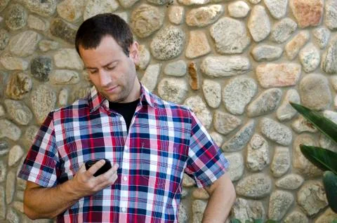 Man using his smart phone outdoors. Foto stock