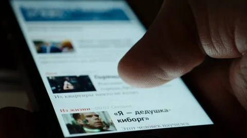 Man Using His Smartphone To Scroll News Feed Vídeos de archivo 114210986