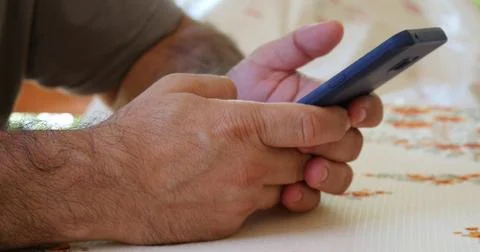 Man using his smartphone with to scrolling and tapping on screen. Foto stock