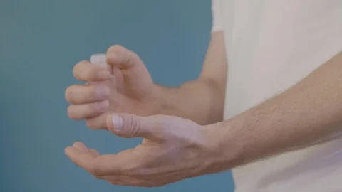 Man Using Hydroalcoholic Gel for Washing Their Hands for Coronavirus Prevention2 Vidéo 127121891
