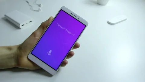 Man using intelligent personal assistant on smartphone. Voice assistant concept. Vidéo 98628031