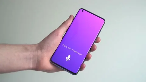 Man using an intelligent personal assistant app on a smartphone 库存影片 152821737