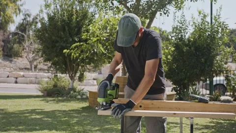 Man using a jig saw to cut through wood in slow motion Stock-Footage 139576854