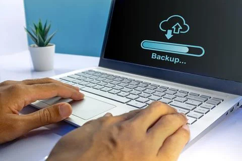 Man using a laptop to backup storage. Backup storage and cloud computing te.. Foto stock