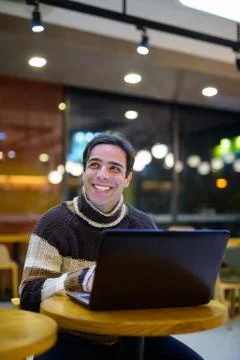 Man using laptop computer at coffee shop Foto stock