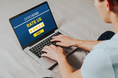 Man using a laptop computer to rate products and services on internet. Foto stock