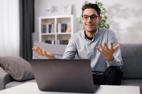 Man using laptop on couch Stock-Fotos