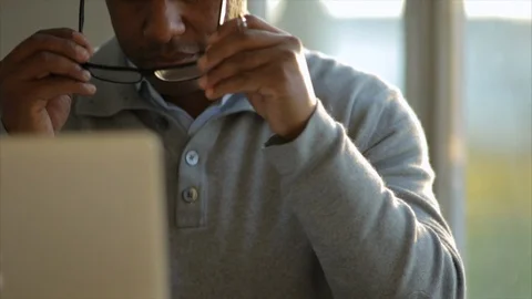 Man using a laptop. Vidéo 88406028