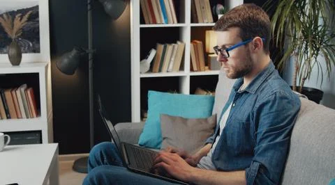 Man using laptop, side view Foto stock