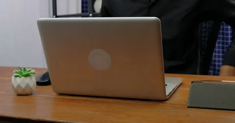 Man using a laptop trackpad scrolling website for shopping online Vidéo 316769785