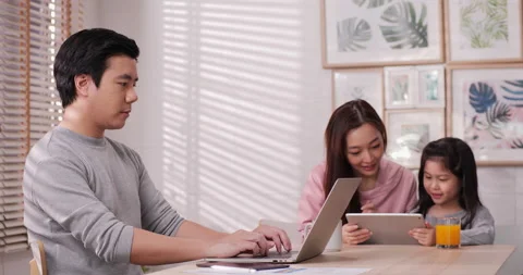 Man using laptop to work at home. Vídeos de archivo 130231686