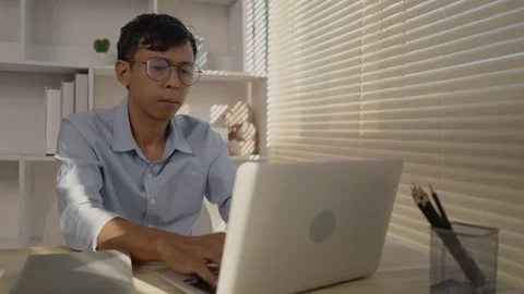 Man using laptop to work on table in office, Press the keyboard on the laptop Stockbeeldmateriaal 263480026