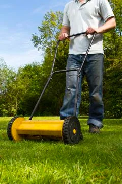 Man using lawnmower Stock-Fotos