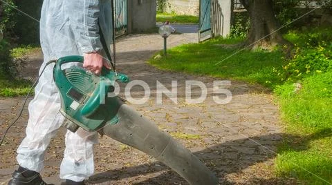 Man using a leaf blower 库存照片