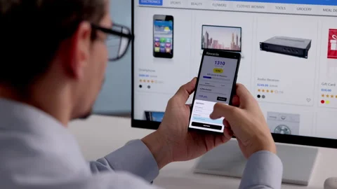 Man Using Loyalty Reward Program App Stockbeeldmateriaal 333398253