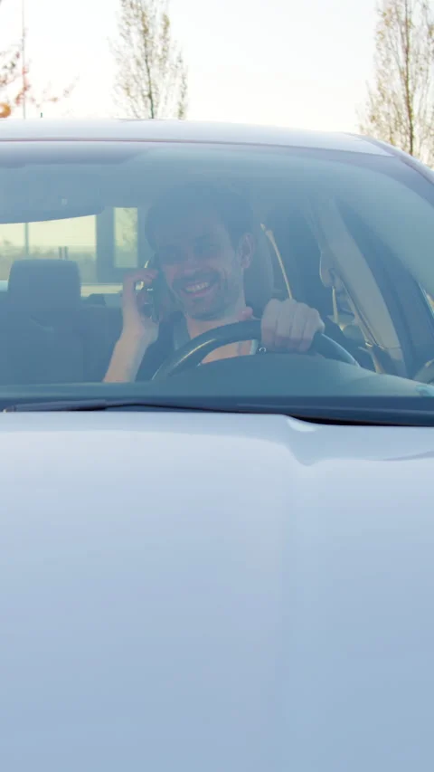 Man using mobile app to unlock rental car in urban environment, showcasing Vidéo 319945077