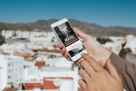 Man using a mobile phone to book vacation travel. Foto stock