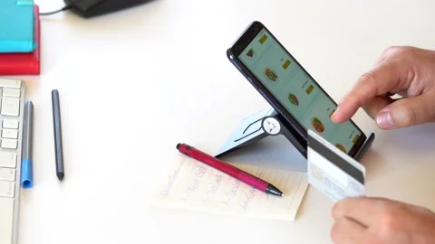 Man Using Mobile Phone To Order Food Delivery Online. Vidéo 145274223