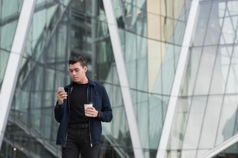 Man using mobile phone while having coffee Foto stock