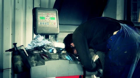 Man using modern computerized equipment for car tire balancing Video stock 92042861