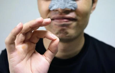 A man using a nose pack Stock-Fotos