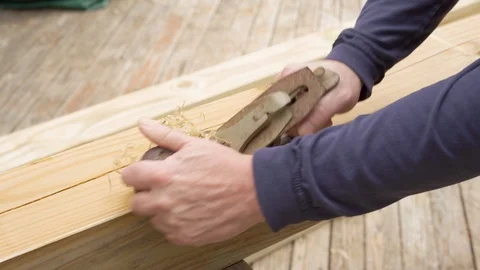Man using an old wood planer on new beam Video stock 124981554