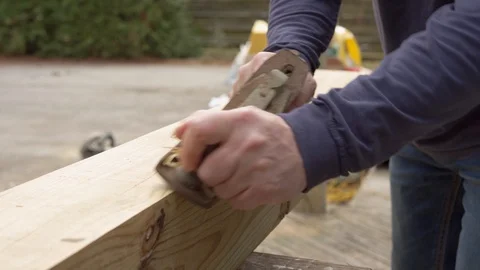 Man using an old wood planer on new beam Vídeos de archivo 124981566