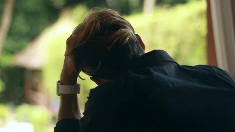 Man is using phone and touching his hair. Vidéo 85524362