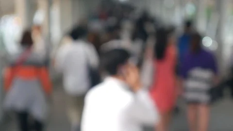 Man using phone in crowd 库存影片 105957521