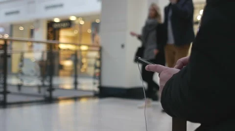 Man using phone in shopping mall Video stock 47087991
