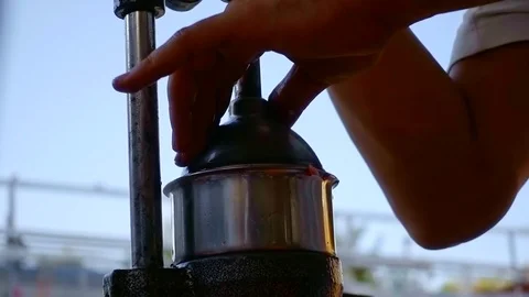 Man is using pomegranate press machine for making fresh juice in summer day 스톡 동영상 96997208