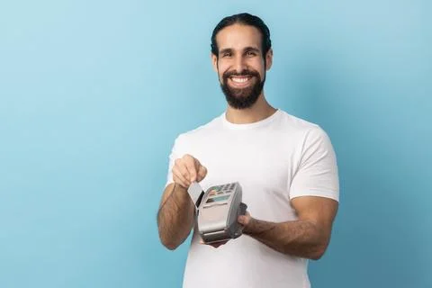 Man using pos terminal for contactless payment and credit card, paying for Stock-Fotos