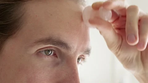 Man using quartz stone Vidéo 222787696