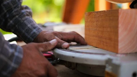 Man using a radial arm saw Vidéo 88404850