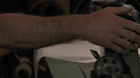 Man Using Sewing Machine Vidéo 62354036