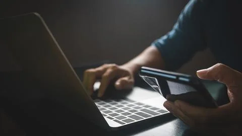 Man using smart phone, Connect mobile data to computer. Foto stock