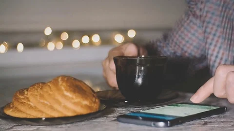 Man using smartphone in coffee shop. Vidéo 81869099