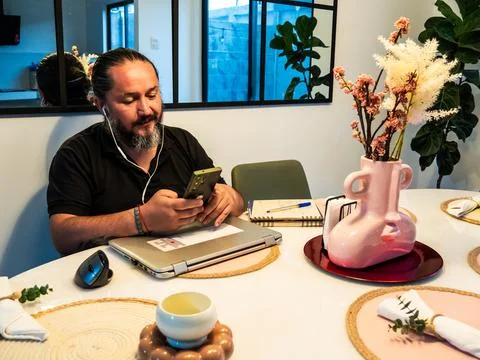 Man Using Smartphone During Remote Work Stockfoto's
