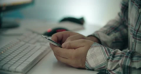 Man Using Smartphone Stockbeeldmateriaal 51341225