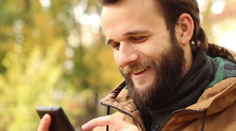 Man Using Smartphone Vídeo Stock 68916598