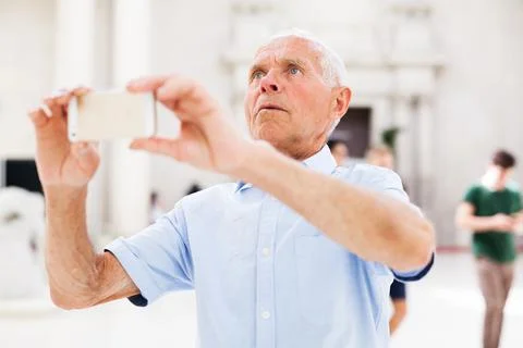 Man using smartphone in museum Foto stock